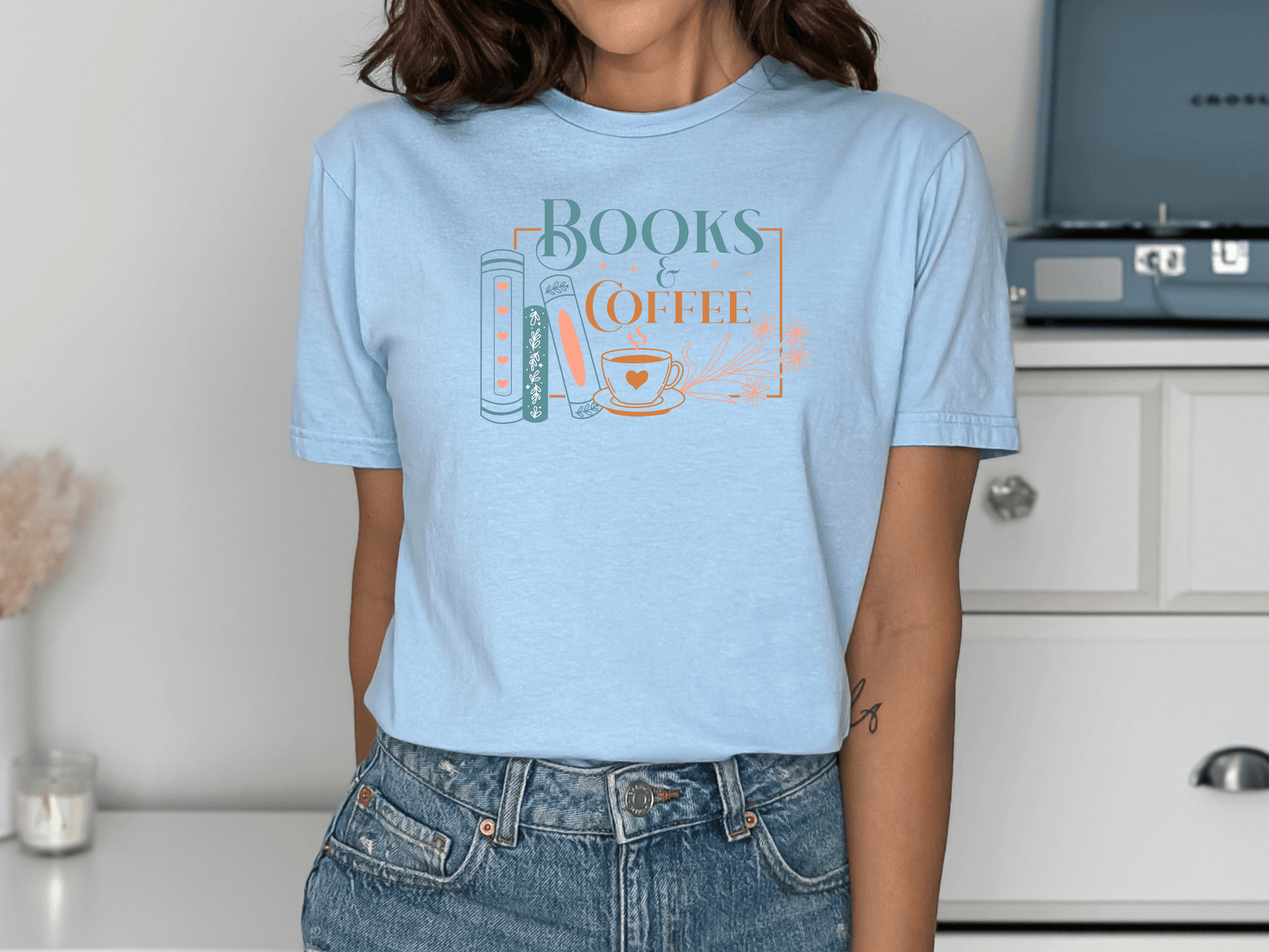 Books & Coffee Unisex T-Shirt – The Perfect Tee for Bookworms & Coffee Lovers - Lotta and Liv